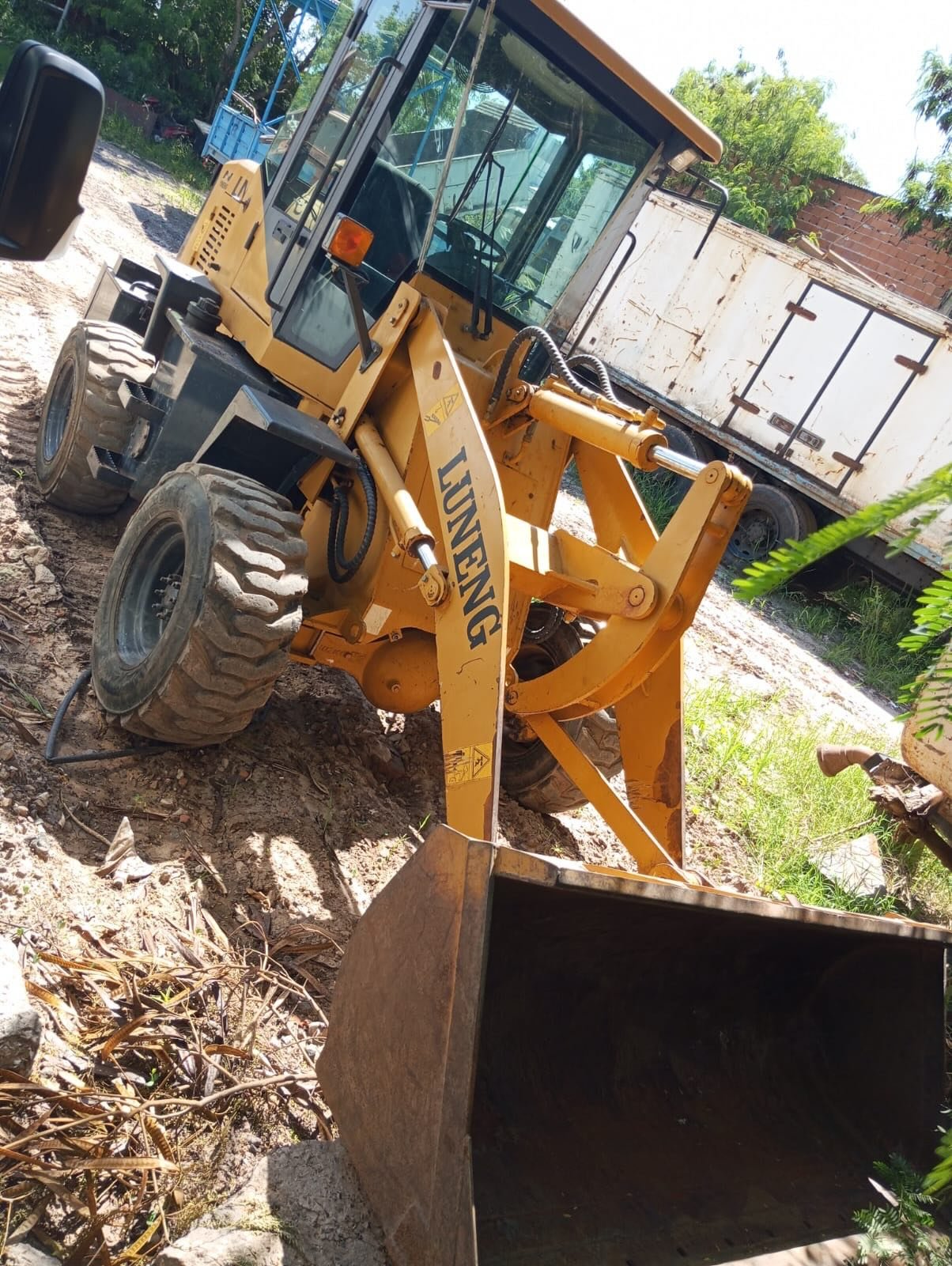 El Municipio incorporó una nueva máquina frontal para fortalecer los servicios públicos