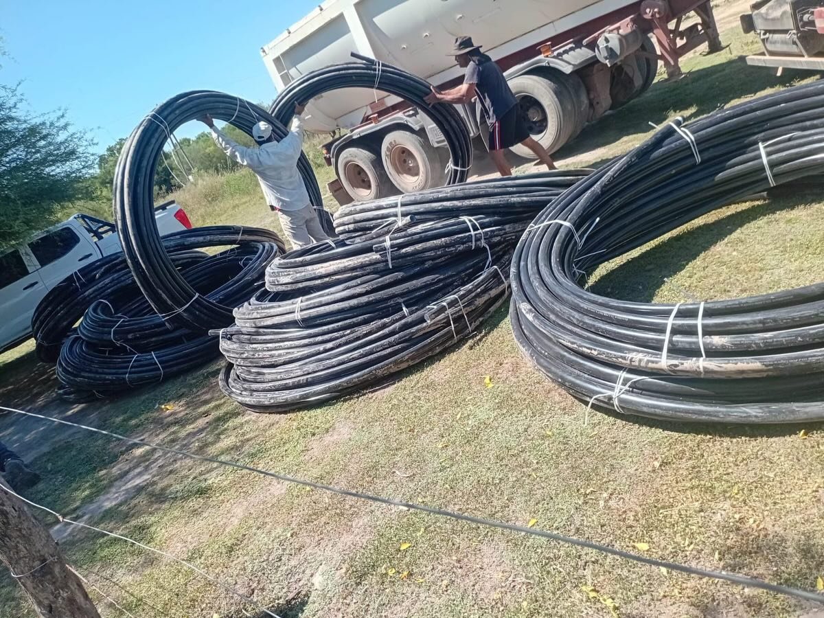 Entrega de manguera y tanque de agua en La Rinconada de Pampa Esperanza