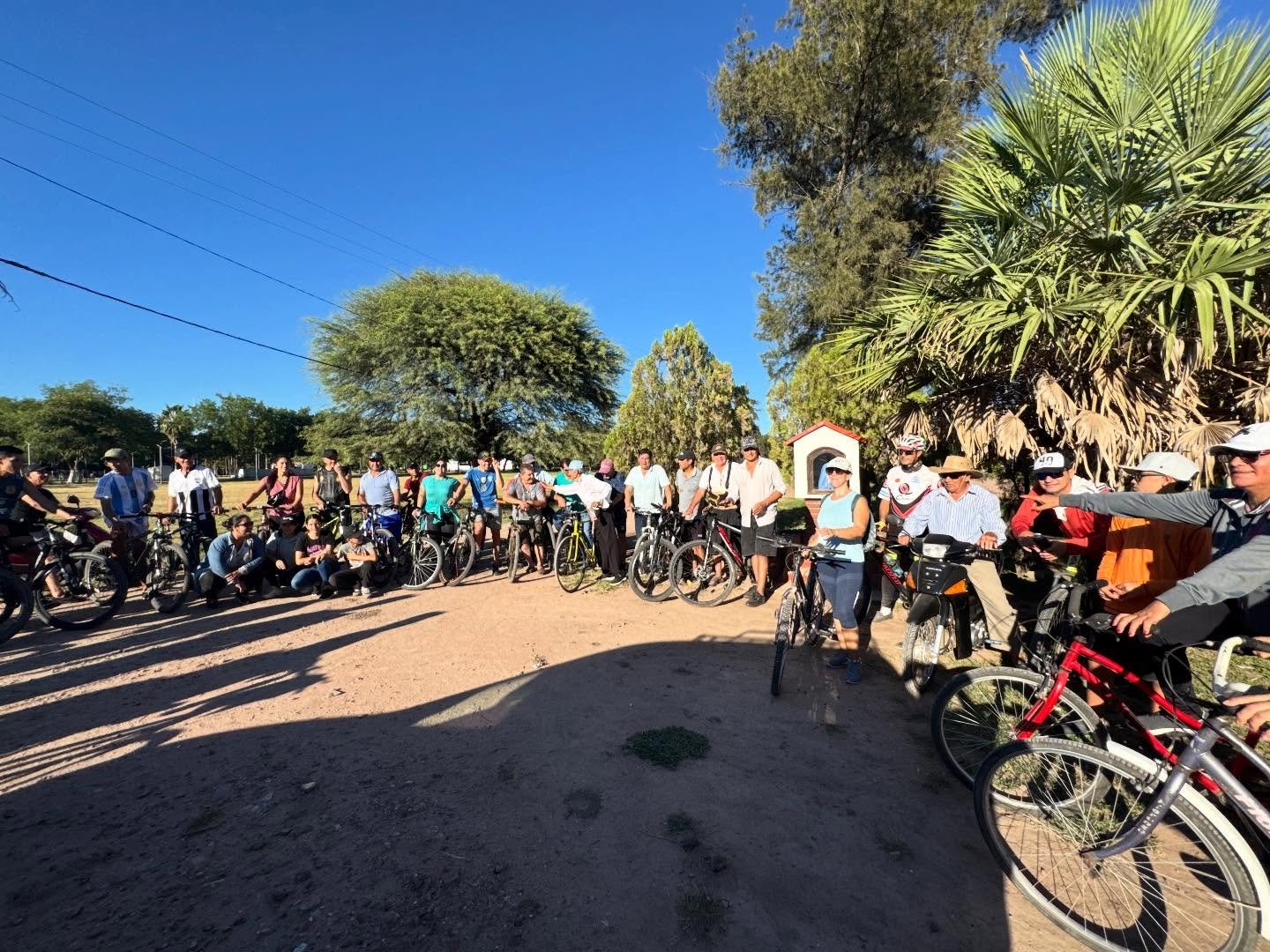 El intendente Ariel Lovey participó de la bicicleteada por el asfaltado del acceso a El Palmar