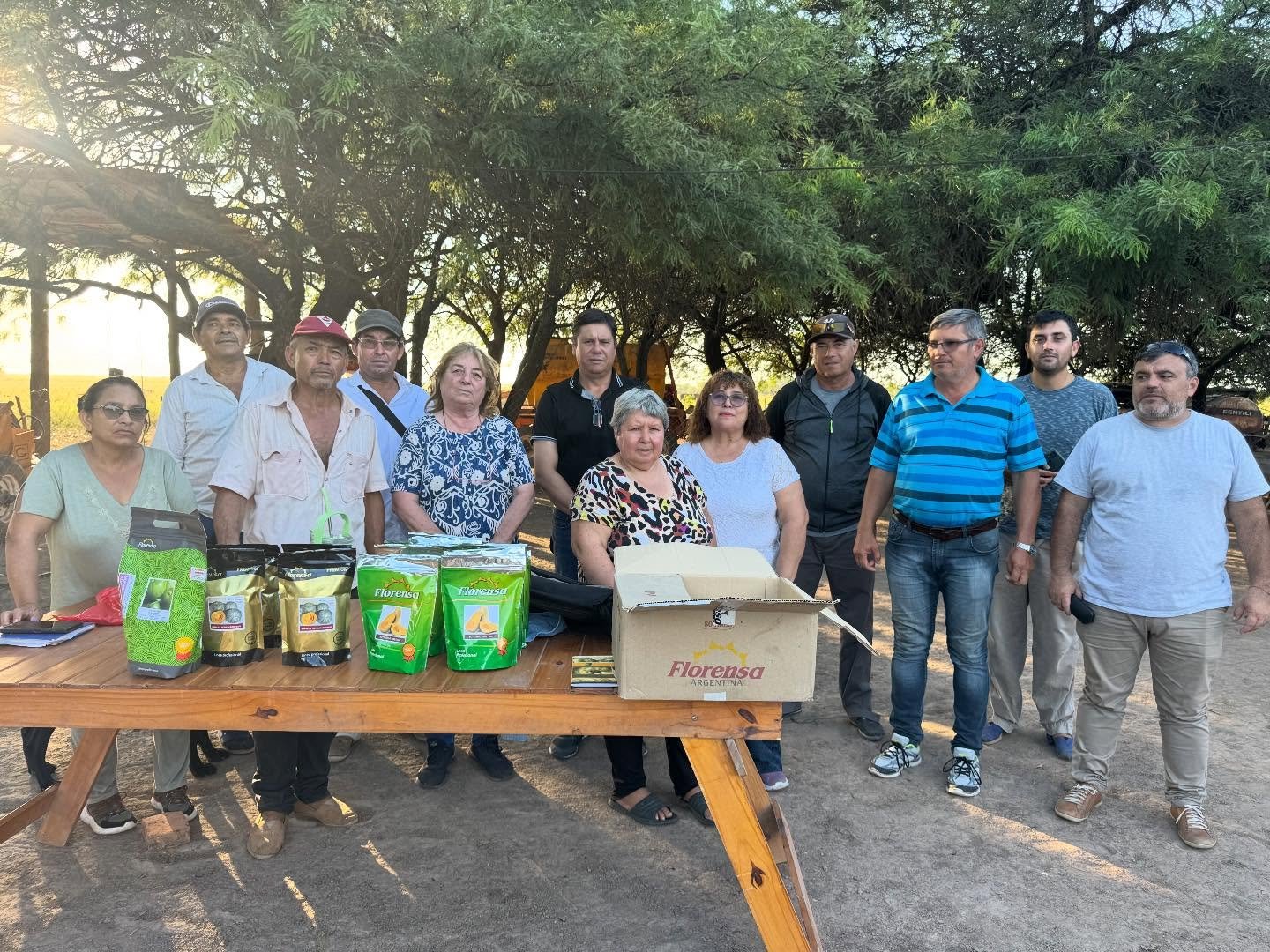 Visita del intendente Ariel Lovey a vecina de Colonia General Paz y entrega de semillas al Consorcio Rural N° 72